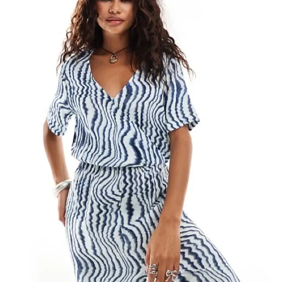 Patterned Jumpsuit - Picture 9 of 11